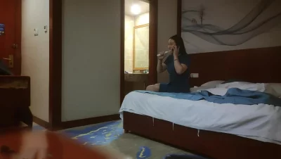 少妇偷情 老公打电话查岗 淡定接起电话 “我和姐妹在一起呢”