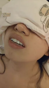 绿帽把老婆眼睛蒙起来，让单男进入房间和老婆享受。不料单男太紧张，第一