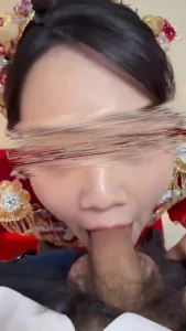 新娘外面还等着接亲呢就过来口交伴郎的鸡巴