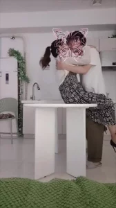 老公常年不在家的熟女阿姨同事约我去他家，在厨房就与我“翻云覆雨”